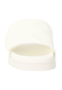 Infradito bianche con tomaia liscia e opaca, design aperto sulla punta e suola spessa e imbottita per il comfort. Estetica semplice e minimalista.