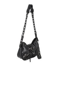 Bolso de hombro de cuero negro con correa ajustable, hebillas de plata, cremalleras y tachuelas decorativas, incluyendo un pequeño estuche adjunto.