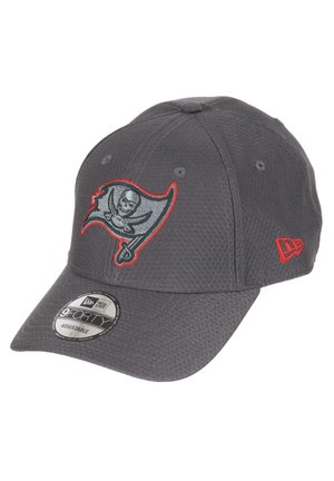 Graue verstellbare Mütze mit texturiertem Finish, die auf der Vorderseite ein gesticktes Logo der Tampa Bay Buccaneers in Rot und Schwarz zeigt.