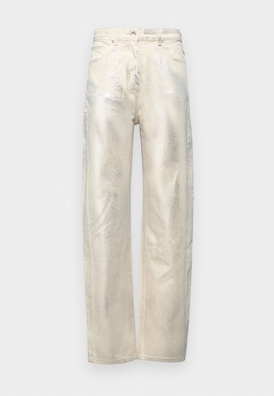 Vaaleanbeige leveälahkeiset farkut, joissa on metallinen kiilto, valmistettu sileästä denimistä ja perinteisestä viidestä taskusta.