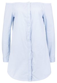 Světlomodrá halenka s odhalenými rameny, dlouhými rukávy, zapínáním na knoflíky vpředu a zaobleným lemem. Vyrobená z hladké, lehké látky.