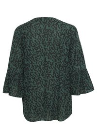 Blouse verte avec un motif abstrait noir, une coupe ample et des manches évasées, dotée d'un col arrondi et d'un ourlet qui s'arrondit sur les côtés.