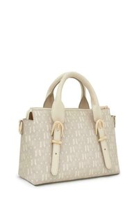 Bolso de mano de color beige claro con tela estampada, doble asa superior y correas en crema contrastantes. Cuenta con un cierre de cremallera y acentos de hardware en tono dorado.