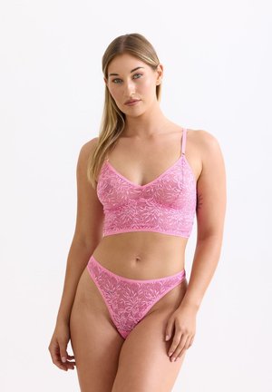 Roze kant bralette en bijpassende string met bloemenpatroon, verstelbare bandjes en een zachte textuur; aansluitend ontwerp voor ondersteuning en comfort.