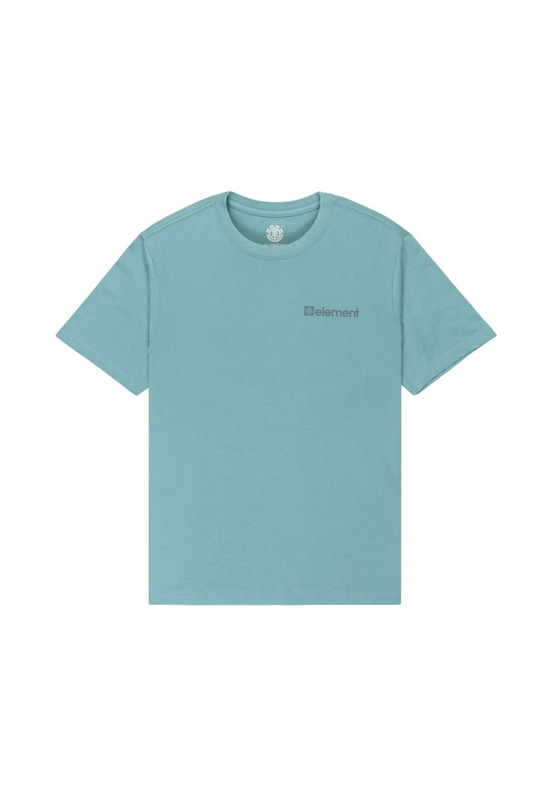 Camiseta de algodón de color azul claro con cuello redondo. Presenta un pequeño logo gris "Element" impreso en el área del pecho izquierdo. Manga corta.