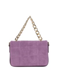 Borsa in suede viola con design trapuntato. Presenta una tracolla in catena dorata e una chiusura a zip. Texture morbida con forma rettangolare.