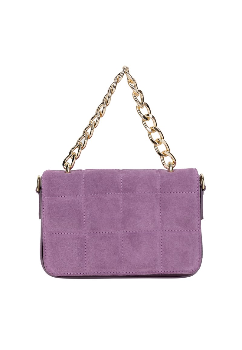 Borsa in suede viola con design trapuntato. Presenta una tracolla in catena dorata e una chiusura a zip. Texture morbida con forma rettangolare.