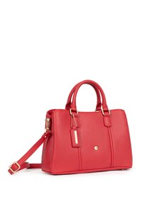 Borsa a mano rossa con texture, due manici, una tracolla staccabile, dettagli in hardware dorato e una piccola etichetta decorativa. Forma rettangolare.