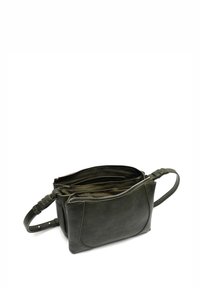 Borsa in pelle verde scuro con forma rettangolare, chiusura con zip e due scomparti. Presenta una superficie texturizzata e una tracolla removibile.