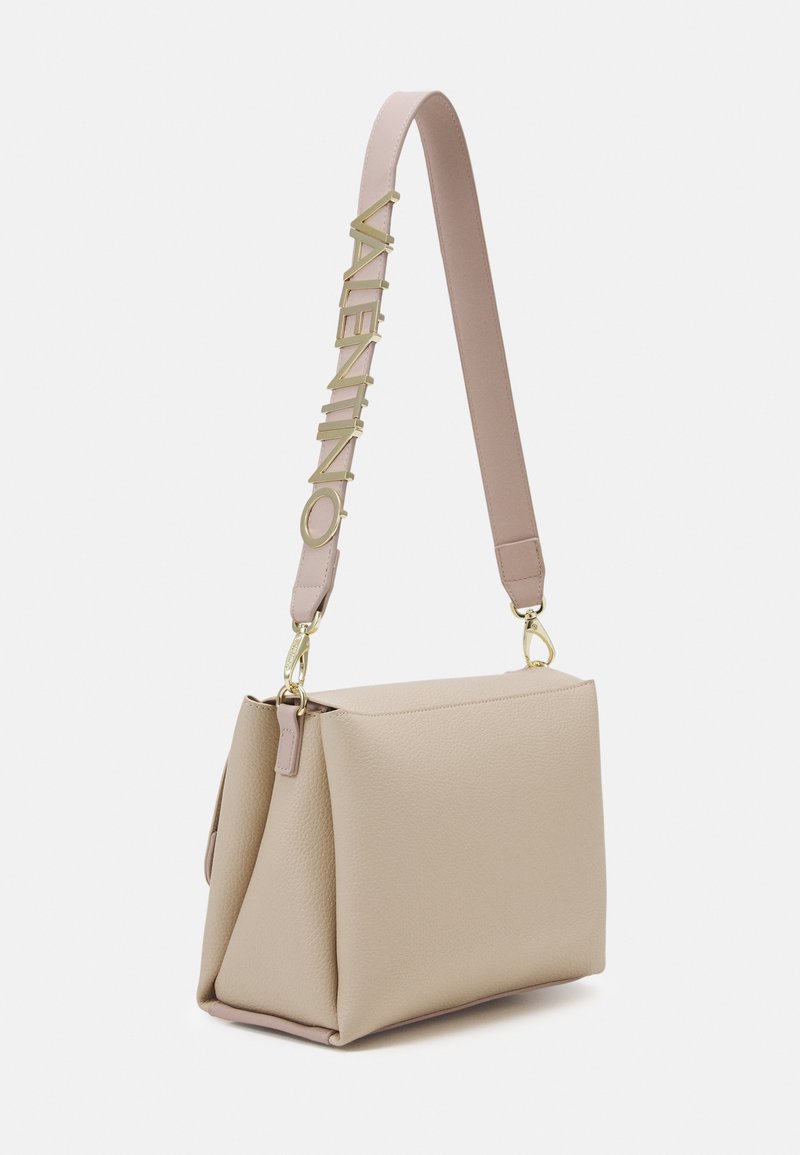 Beige Handtasche aus Leder mit quadratischem Design, strukturiertem Finish und einem hellrosanen Riemen mit goldenen "Valentino"-Buchstaben.