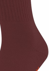 Dunkelmaroon Socken mit geripptem Muster und leichtem Fersenbereich, ausgestattet mit einem kleinen orangefarbenen Logo nahe dem Bündchen.