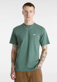 Vans LEFT CHEST LOGO TEE - Jednoduché tričko - dark forest
