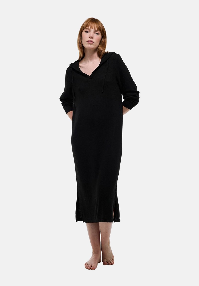 Robe à capuche noire avec des manches longues, un col en V et des fentes sur les côtés. Tissu doux avec une coupe décontractée et un cordon de serrage ajustable à la capuche.