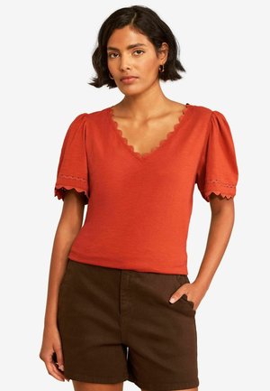 Love & Roses, PETITE FIT - SCALLOP V-NECK T-SHIRT  . - T-Shirt print - bright orange