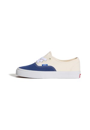 Low-Top Vans Sneaker mit blauer Zehenkappe und weißem Canvas-Obermaterial, weißen Schnürsenkeln und weißer Gummisohle mit rotem Fersenlogo.