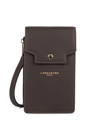 Petit porte-poignet en cuir Lancaster Paris marron foncé avec rabat, bouton doré et poche latérale zippée.