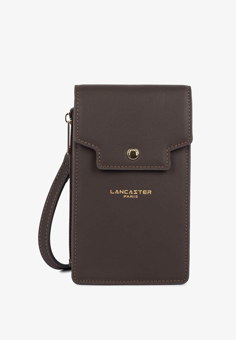 Petit porte-poignet en cuir Lancaster Paris marron foncé avec rabat, bouton doré et poche latérale zippée.