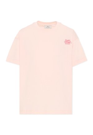 Camiseta de manga corta en rosa claro con cuello redondo y un pequeño logo bordado en rosa de un caballo alado en la parte superior izquierda del pecho.