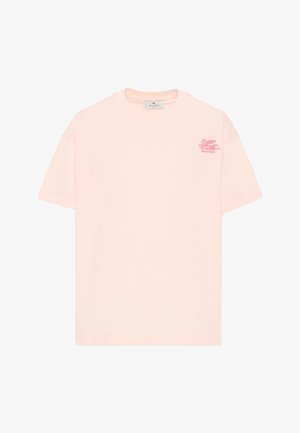 Camiseta de manga corta en rosa claro con cuello redondo y un pequeño logo bordado en rosa de un caballo alado en la parte superior izquierda del pecho.
