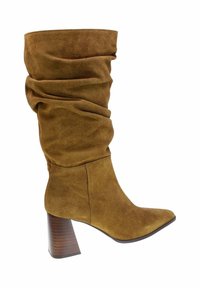 Bota marrón de ante hasta la rodilla con un eje arrugado, puntera afilada y un tacón de madera gruesa. Presenta una textura suave y un diseño sencillo.