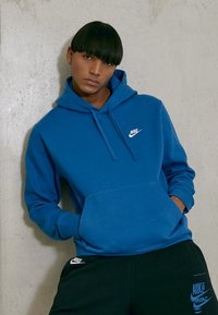 Nike Sportswear SPORTSWEAR CLUB FLEECE - Sweatshirt com capuz - dark marina blue/white
