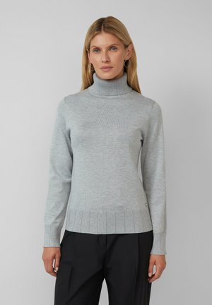 Pull col roulé gris clair en matériau doux, avec un col et une bordure côtelés. Manches longues, design ajusté, avec des détails de texture subtils.
