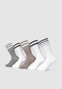 Cinque paia di calze: grigie con strisce nere, beige, e due paia di bianche, una con strisce grigie e blu navy, colori solidi, con bordi a coste.