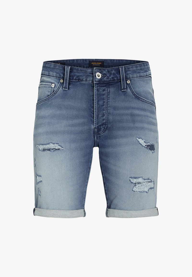 Shorts de mezclilla en azul claro con un acabado desgastado. Presentan detalles deshilachados y dobladillos enrollados. Diseño clásico de cinco bolsillos con cierre de botón metálico.