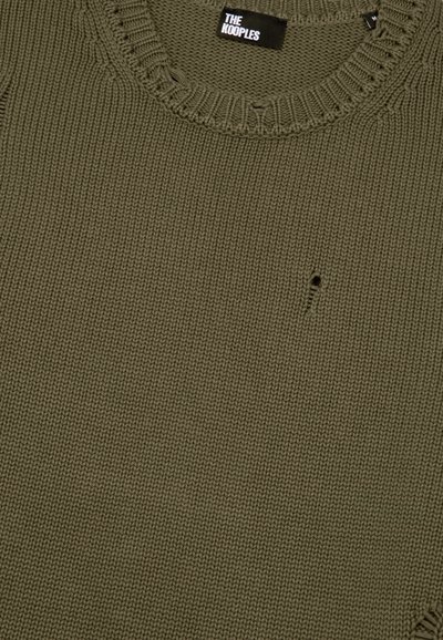 Suéter de punto verde olivo con cuello acanalado y un pequeño agujero cerca del centro delantero, mostrando la etiqueta de la marca "THE KOOPLES" dentro del cuello.