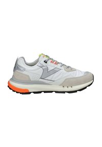 Leichte Sneaker in Weiß und Grau, mit einem glatten Obermaterial und Wildlederakzenten, miteinander verwobenen Schnürsenkeln in Orange und einer schwarzen Gummisohle.