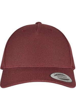 Burgundi värvi snapback müts, millel on struktureeritud disain, lame visor, tekstuuriga kangas ning ühel küljel ümmargune logoleht.