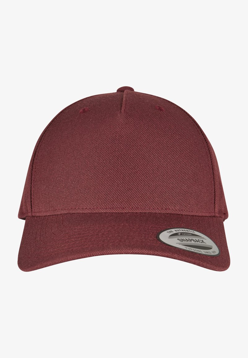Burgunderrød snapback-cap med strukturert design, flat skygge, teksturert stoff og et rundt logo-klistremerke på siden.