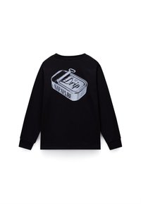 Fekete, hosszú ujjú póló, ezüst grafikával egy szardínia konzervről, a hátán a "Drip" és a "NAPAPIJRI" felirattal.