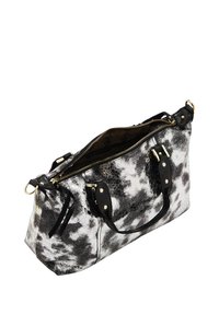 Borsa a mano in finta pelle bianca e nera con superficie testurizzata, hardware dorato, doppio manico superiore e chiusura con zip. Presenta un motivo interno.