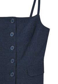 Navyblaues ärmelloses Kleid mit dünnen Trägern, fünf vorderen Knöpfen und einer seitlichen Klappentasche auf weißem Hintergrund.