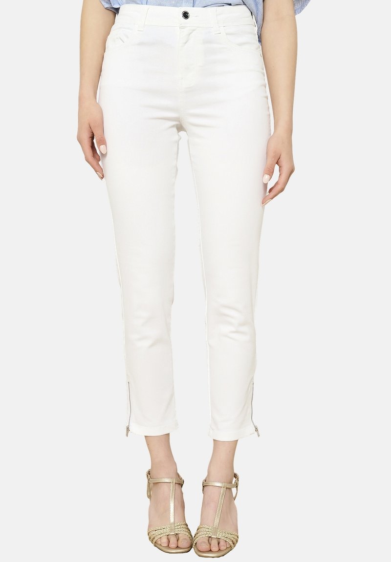 Witte katoenen blend enkeljeans met een aansluitende pasvorm, voorzien van zijritsen aan de hem en een klassieke vijf-pocketontwerp.