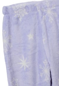 Lavendel-fleece-Stoff mit weißen Schneeflockenmuster, weicher Textur und leichtem Glanz, der ein gemütliches, warmes Aussehen erzeugt.