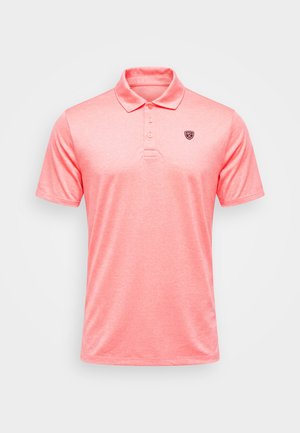 Κοραλί ροζ κοντομάνικο πόλο με τρία κουμπιά και μικρό μαύρο λογότυπο σε σχήμα ασπίδας στο αριστερό στήθος πάνω σε λευκό φόντο.