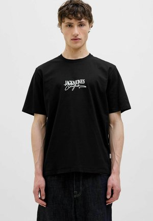 Camiseta de algodón negra con un logo impreso en blanco "JACK&JONES" en el centro. Mangas cortas, cuello redondo y corte relaxed.
