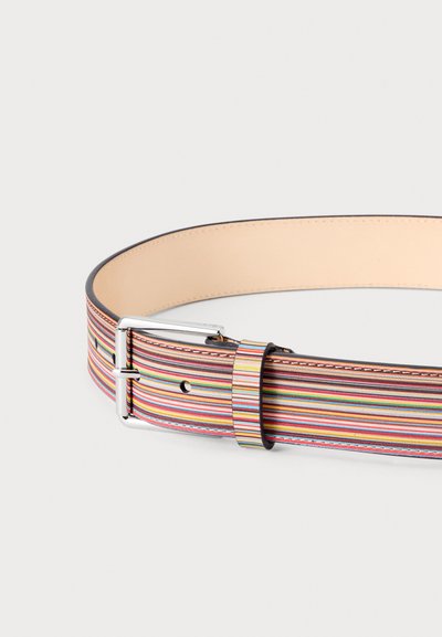 Ceinture rayée avec plusieurs fines lignes horizontales colorées, face intérieure beige et boucle rectangulaire argentée sur fond clair.