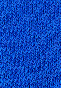 Tejido de punto azul brillante con un patrón texturado de puntadas entrelazadas, creando una apariencia suave y suave.