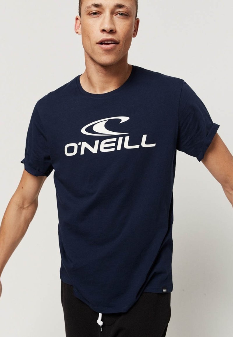 Marineblauwe katoenen T-shirt met een ronde hals en opgerolde mouwen, voorzien van een groot wit O'Neill-logo op de borst. Eenvoudig ontwerp.