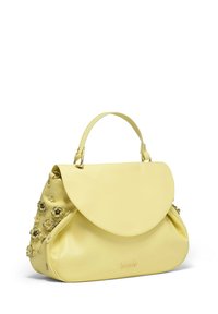 Borsa a tracolla gialla in pelle con un design arrotondato e a patta. Presenta decorazioni a forma di fiore su un lato e una maniglia superiore per il trasporto.