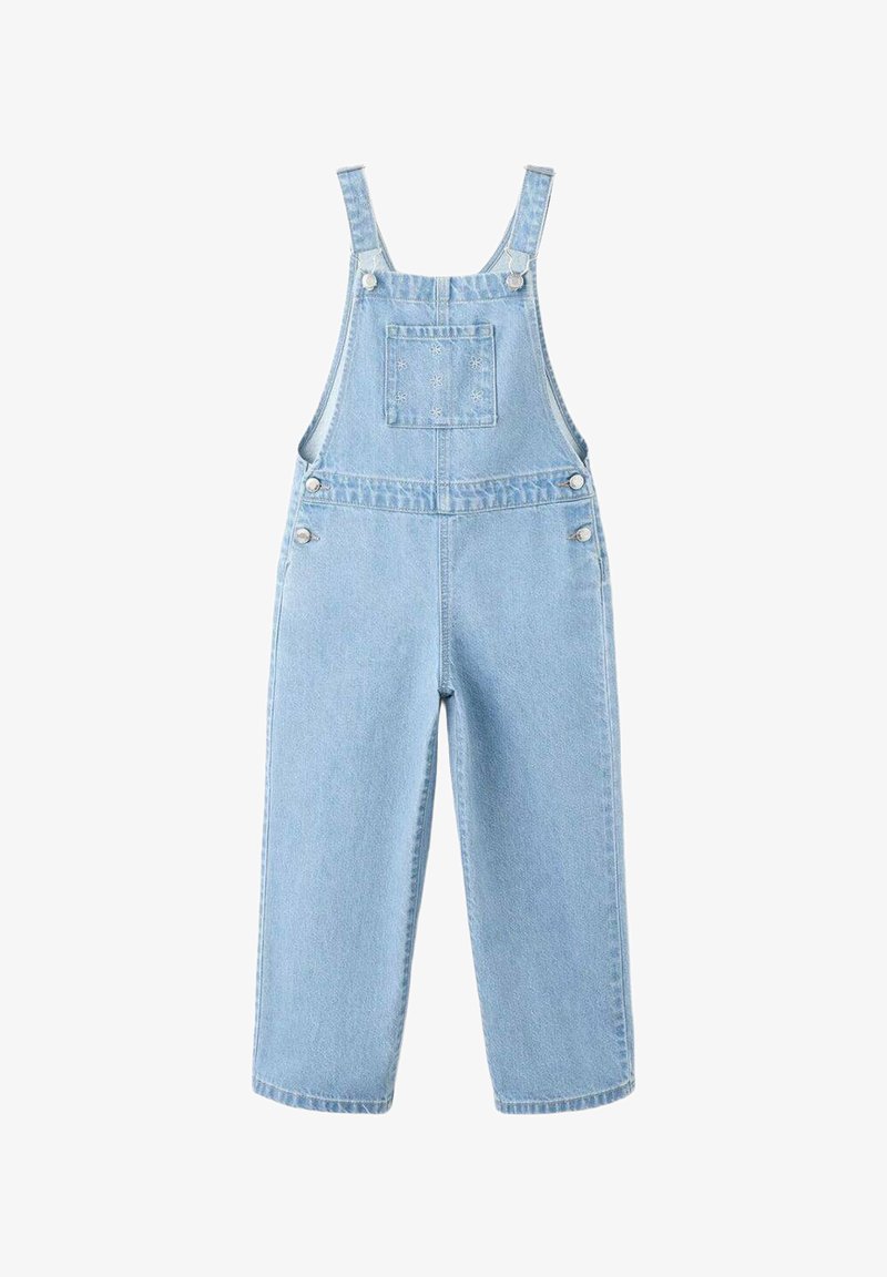 Salopette in denim azzurro chiaro con bretelle regolabili, bottoni in metallo sui lati e tasca frontale sul petto decorata con piccoli fiori bianchi ricamati.