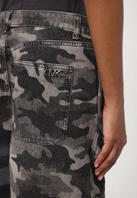 MICHAEL Michael Kors WIDE LEG CAMO - Traperice opuštenog kroja - charcoal
