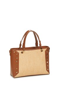 Borsa in pelle marrone e paglia intrecciata con forma strutturata. Presenta borchie e dettagli in tonalità oro lungo i lati. Due manici superiori.