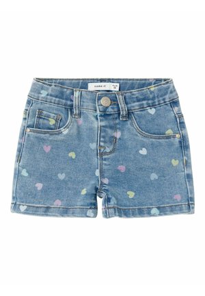 Shorts pour tout-petits en denim bleu avec motifs de cœurs multicolores, bouton à l'avant, passants pour ceinture et trois poches avant.