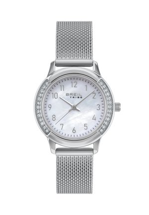 Sølv mesh armbåndsur med urskive i hvid perlemor, sølvfarvede timemarkører og en bezel med krystaldekoration. Mærkets navn vises.