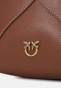 Pinko HEART BUCKET - Ručna torba - cuoio/antique gold