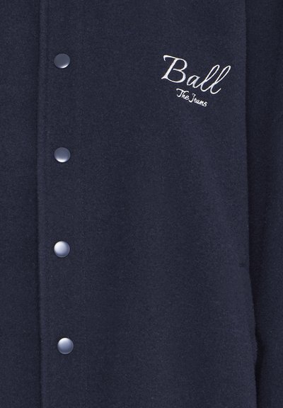 Haină din fleece de culoare bleumarin, cu un design cu nasturi. Prezintă nasturi din metal argintiu și text brodat care spune "Ball The Jeans". Textură moale.